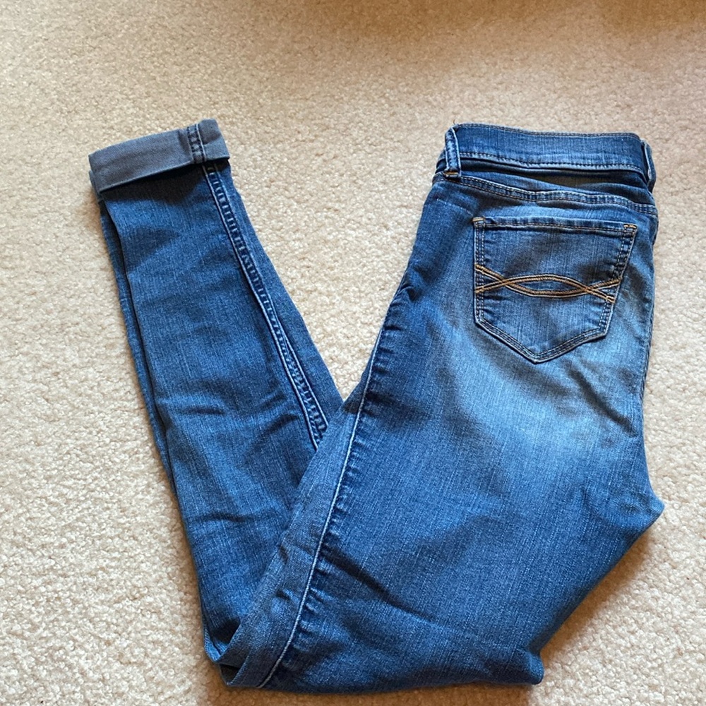 EUC Abercrombie light wash skinny jeans